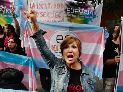 Manifestación convocada por la Plataforma Trans frente a la sede del PSOE por haber solicitado una semana más la ampliación del plazo para la presentación de enmiendas a la 'ley trans', este viernes.