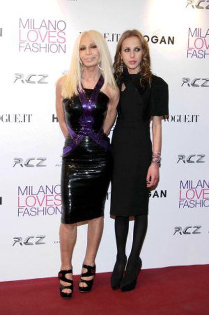 Donatella Versace y su hija, Allegra, durante la Semana de la Moda de Milán.