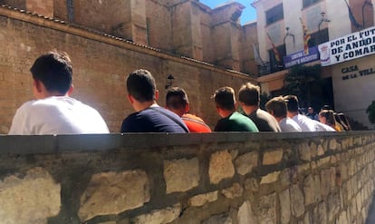 Compañeros de Ismael se concentran en la plaza del Ayuntamiento de Andorra (Teruel), este jueves.