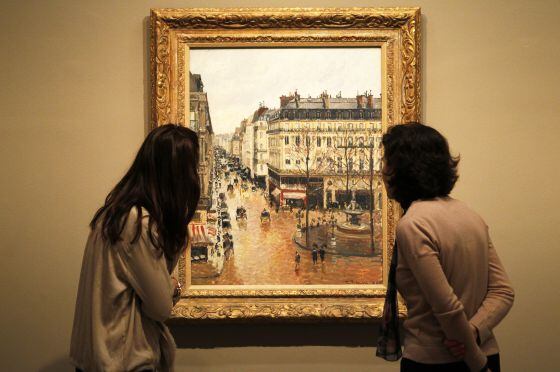 Dos visitantes contemplan el cuadro 'Rue Saint-Honoré por la tarde. Efecto de lluvia', en el Thyssen, el pasado mes de abril. 