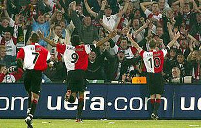 Los jugadores del Feyenoord celebran el tercer gol de su equipo.