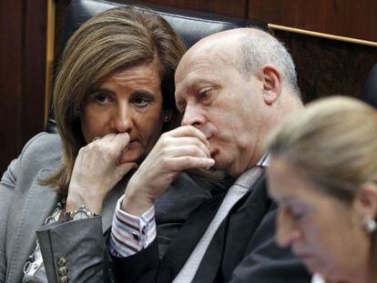 La ministra de Empleo, el ministro de Educación, y la ministra de Fomento, durante el pleno del Congreso.