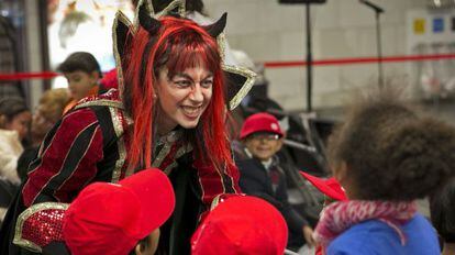 Una diablessa espanta un grup de nens durant una representaci&oacute; d&rsquo;Els Pastorets celebrada al metro de Barcelona.