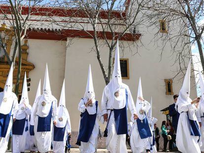 Nazarenos de la Hermandad de Los Negritos, en la Semana Santa de 2018 en Sevilla.