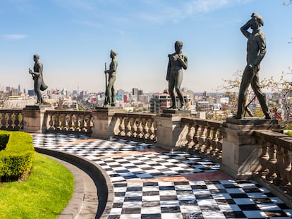 Estatuas de los niños héroes en el Castillo de Chapultepec, en Ciudad de México.