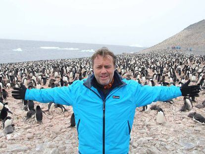 El periodista rodeado de pingüinos durante un viaje a la Antártida.