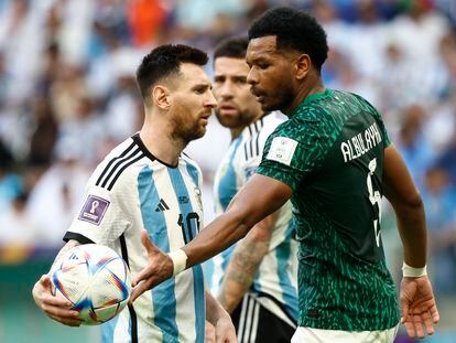 Lionel Messi le pasa el balón a Ali Albulayhi de Arabia Saudí.