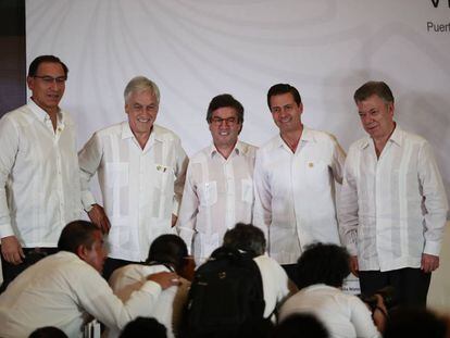 Vizcarra, Piñera, peña Nieto y Santos con el presidente del BID, Luis Alberto Moreno.