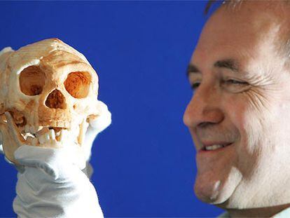 El profesor Chris Stringer, ayer al presentar en Londres un cráneo que se atribuye al <i>Homo floresiensis</i>.