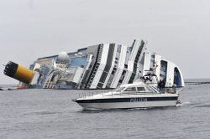 Foto de archivo tomada el 31 de enero de 2012 del crucero Costa Concordia tras naufragar en la costa de la isla de Giglio (Italia). 