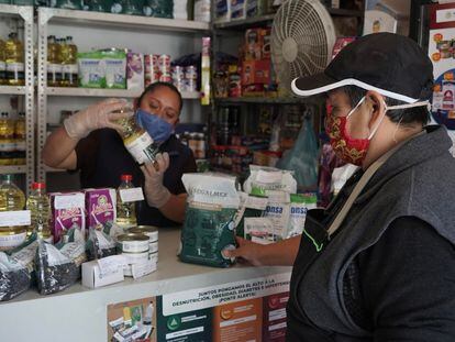 Una mujer compra productos de la canasta básica distribuidos por Segalmex.