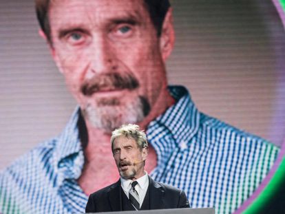 (FILES) This file photo taken on August 16, 2016 shows John McAfee, founder of the eponymous anti-virus company, speaking during the China Internet Security Conference in Beijing. - Spain's National Court said on June 23, 2021 it had approved the extradition of antivirus software pioneer John McAfee to the United States where he is wanted on tax evasion charges. The court's decision to extradite the 75-year-old, who was arrested at Barcelona airport on October 3, 2020, can be appealed but must also be approved by the Spanish cabinet before it can take place. (Photo by Fred DUFOUR / AFP)