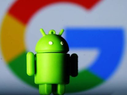 Impresi&oacute;n 3D del logo de Android junto al logo de Google. 