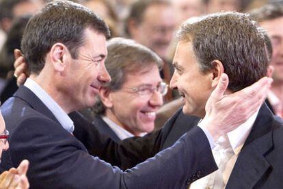 José Luis Rodríguez Zapatero, a la derecha, saluda a Tomás Gómez, candidato socialista a presidente de la Comunidad de Madrid.