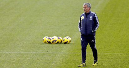 Mourinho, durante el entrenamiento de ayer en Valdebebas.