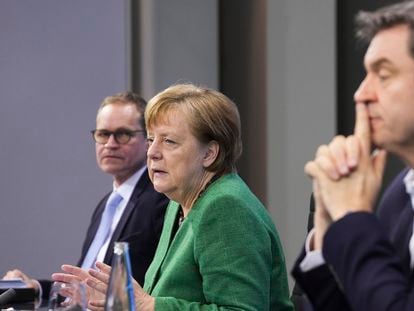 Merkel comparece ante la prensa en la madrugada del martes, con el alcalde de Berlín, Michael Müller, a su derecha, y el presidente de Baviera, Markus Söder, a su izquierda.