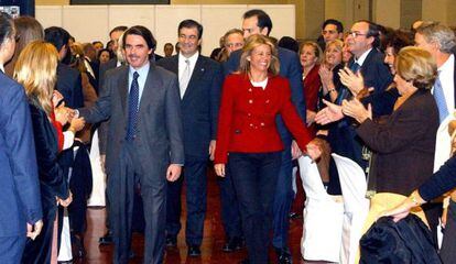 Aznar, Cascos y Mu&ntilde;oz llegan a la cena de homenaje a esta &uacute;ltima en Marbella, el 26 de noviembre de 2002.