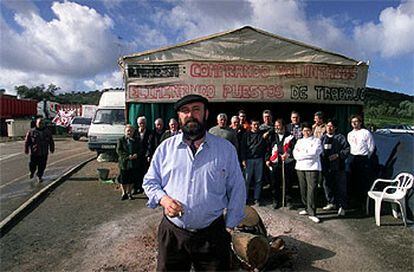 El alcalde de Peñarroya-Pueblonuevo, Rafael Muñoz, en el corte de la carretera.