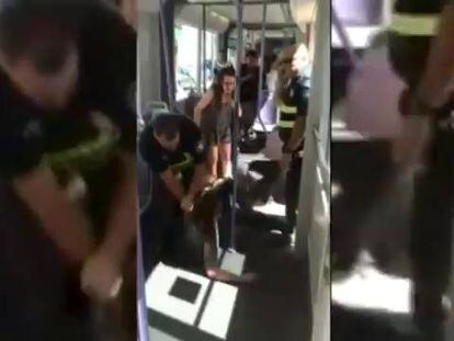 Un viajero graba una paliza de dos vigilantes en el metro de Valencia