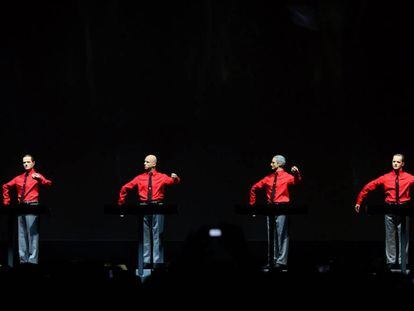 Kraftwerk interpreta el tema Roboter, en un concierto en Berl&amp;iacute;n en enero de 2015.
