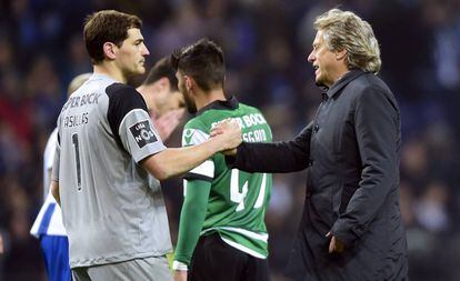 Jorge Jesus, t&eacute;cnico del Sporting, felicita a Iker Casillas tras el partido del s&aacute;bado.