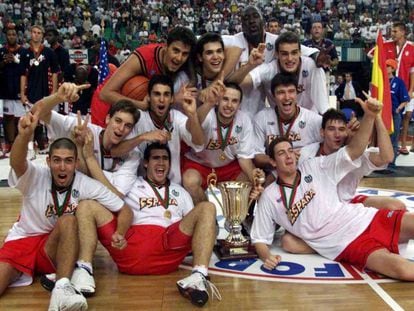La selección española celebra su triunfo en el Mundial junior en 1999.