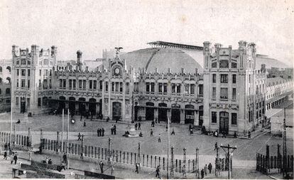 Fachada de la estación del Norte en Valencia, en una imagen de postal, alrededor de 1920.