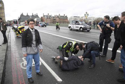 Personas heridas son asistidas en el puente de Westminster en Londres.