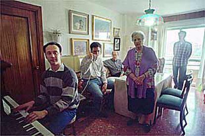 Alberto María Riva, al piano, junto a la familia de Manuel Gutiérrez, en Jaén.