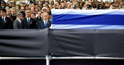 El presidente estadounidense, Barack Obama (3-i), y el primer ministro israelí, Benjamín Netanyahu (4-i), durante el funeral del expresidente israelí y premio Nobel de la Paz, Simón Peres, en el cementerio del Monte Herzl, en Jerusalén.