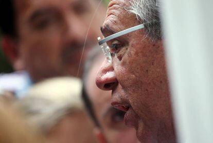 Paulo Guedes habla con periodistas antes de una reunión que mantuvo en Río de Janeiro con el presidente electo Jair Bolsonaro.