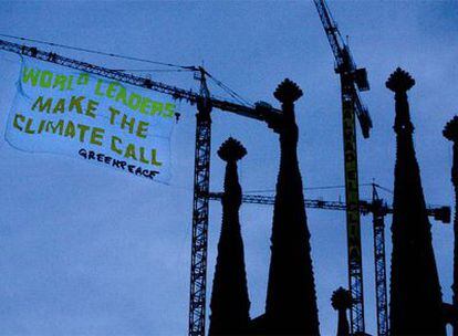 Protesta de Greenpeace contra el calentamiento, ayer en la Sagrada Familia de Barcelona. "Líderes mundiales, tomad la decisión de salvar el clima", dice en inglés la pancarta.