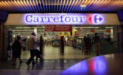 Entrada de un supermercado Carrefour en Niza (Francia).