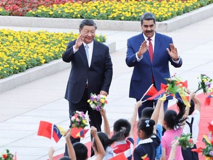 Los presidentes de China, Xi Jinping, y de Venezuela, Nicolás Maduro, participan en la ceremonia de bienvenida en Pekín, este miércoles.