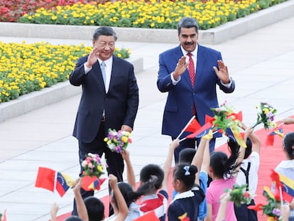 Los presidentes de China, Xi Jinping, y de Venezuela, Nicolás Maduro, participan en la ceremonia de bienvenida en Pekín, este miércoles.