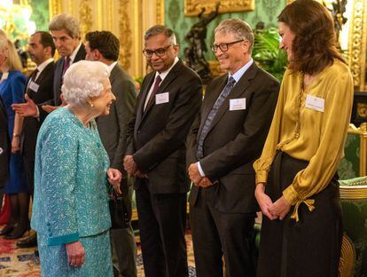 Isabel II charla con Bill Gates en el castillo de Windsor en una cumbre celebrada el 19 de octubre de 2021.