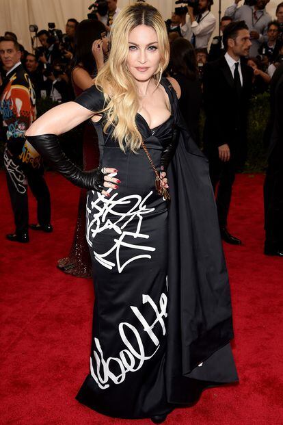 Madonna se suma al espíritu grafitero de Jeremy Scott para Moschino y aprovecha la alfombra roja del MET para hacer promo de su último álbum, Rebel Heart