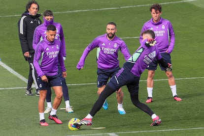 Dani Carvajal, en el centro del rondo en un entrenamiento en Valdebebas.