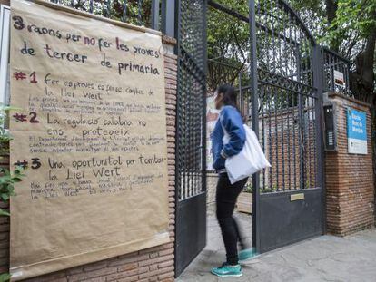 Cartel de protesta contra las pruebas en la puerta de la escuela Bosc.