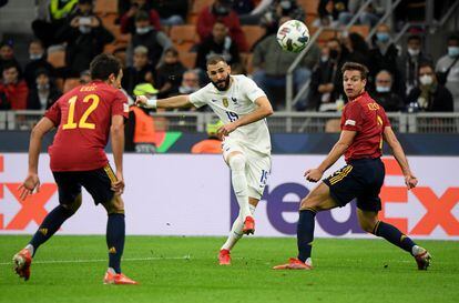El francés Karim Benzema anota el gol del empate.