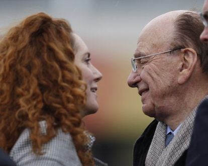 Rebekah Brooks y Rupert Murdoch, en un acto público en Gloucestershire, en marzo de 2010. El apoyo y el aprecio del magnate australiano mostrado hacia su mano derecha en Reino Unido ha sido particularmente evidente después de que estallara el escándalo de las escuchas ilegales y los sobornos a la policía supuestamente perpetrados por periodistas de sus cabeceras