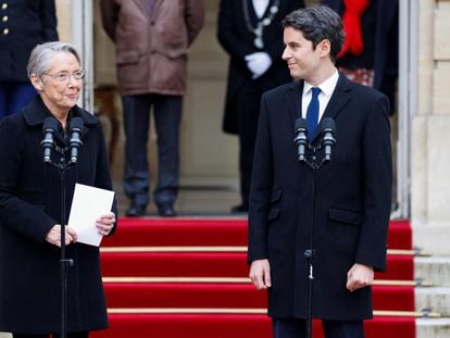 El recién nombrado primer ministro francés, Gabriel Attal, durante el discurso de su antecesora Élisabeth Borne, en el hotel Matignon de París, este martes antes de la ceremonia de traspaso de poderes.