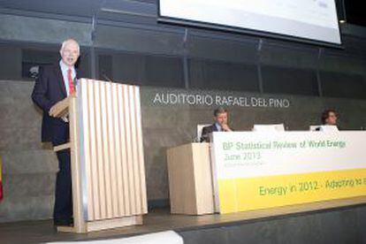 Paul Appleby (izquierda) presenta el informe.
