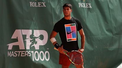 El tenista murciano Carlos Alcaraz, durante una sesión de entrenamiento en Montecarlo (Mónaco), el 8 de abril.