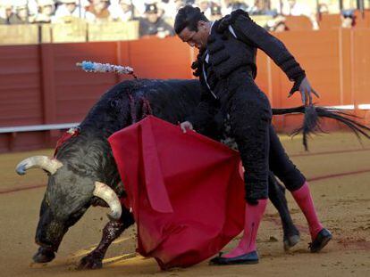 José María Manzanares, con el primer toro de su tarde.