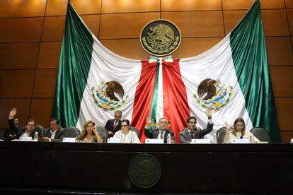 Los legisladores mexicanos discuten la Ley de Austeridad Republicana.