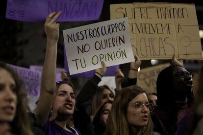 Varias jovenes participan en la manifestación de Alicante, este miércoles.