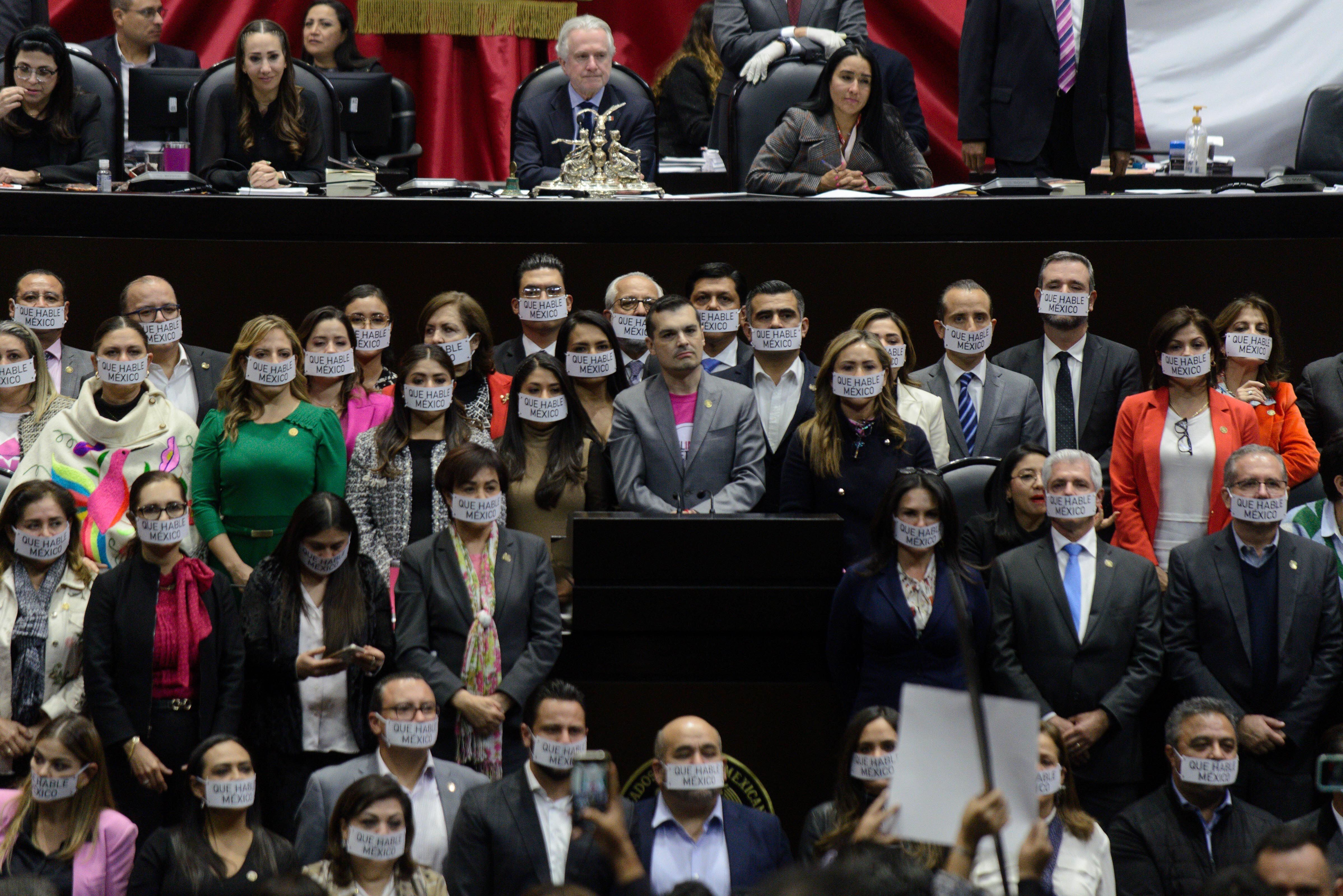 Jorge Triana Tena y otros legisladores del PAN protestaron portando la frase 