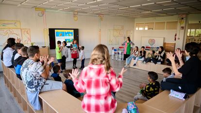 Niños de primaria ayudan a los de infantil a hacer varias actividades en el CPEIP San Adrián Alfonso X El Sabio de San Adrián.