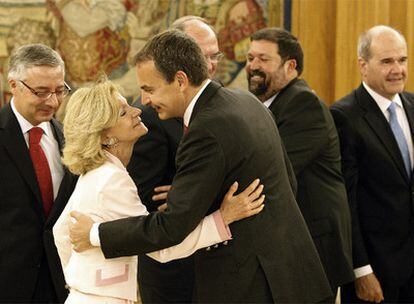 Zapatero felicita a Elena Salgado tras la jura de los nuevos ministros en La Zarzuela.